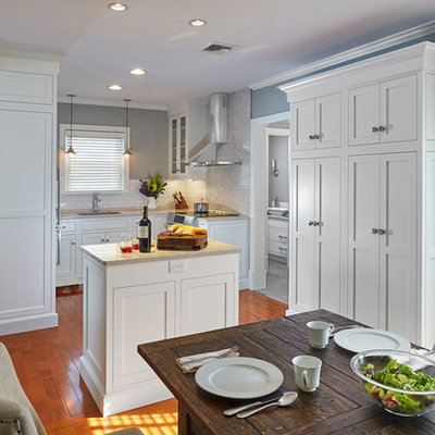 Small arts and crafts u-shaped medium tone wood floor eat-in kitchen photo in Other with an undermount sink, shaker cabinets, white cabinets, quartz countertops, white backsplash, porcelain backsplash, stainless steel appliances and an island