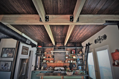 Imagen de cocina de estilo de casa de campo con armarios abiertos, puertas de armario con efecto envejecido, salpicadero metalizado, salpicadero de metal y una isla