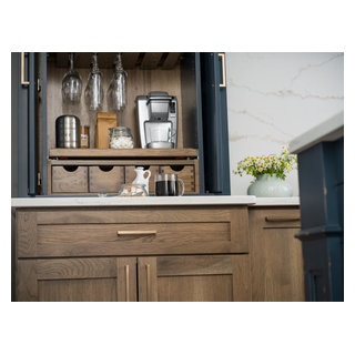 https://st.hzcdn.com/fimgs/pictures/kitchens/hickory-and-blue-modern-farmhouse-kitchen-with-beverage-station-center-cabinet-s-dura-supreme-cabinetry-img~5521a9180d838633_9771-1-d53337b-w320-h320-b1-p10.jpg