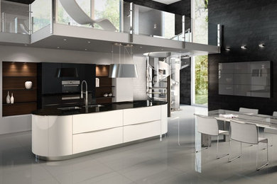 Offene, Große Moderne Küche in U-Form mit flächenbündigen Schrankfronten, weißen Schränken, Kücheninsel und schwarzer Arbeitsplatte in Sonstige