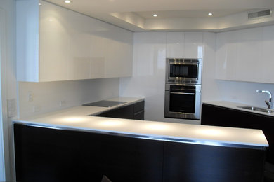 HIGH GLOSS WHITE & DARK WOOD KITCHEN