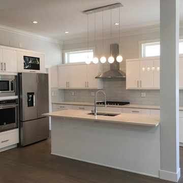 High Gloss White Kitchen Cabinet In North Vancouver