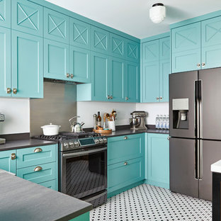 Esempio di una cucina tropicale con lavello stile country, ante in stile shaker, ante blu, paraspruzzi a effetto metallico, paraspruzzi con piastrelle di metallo, elettrodomestici in acciaio inossidabile e nessuna isola