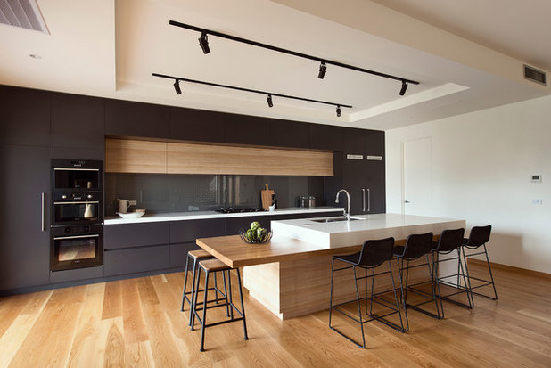 Modern Kitchen by R.Z.Owens Constructions
