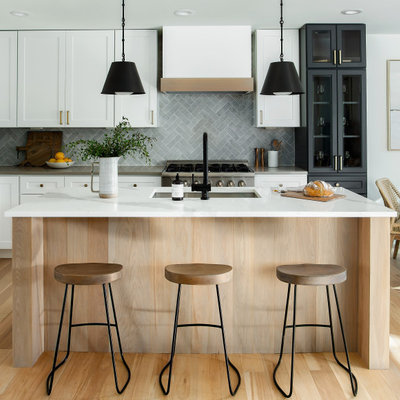 Example of a mid-sized beach style l-shaped light wood floor and beige floor eat-in kitchen design in Dallas with a single-bowl sink, shaker cabinets, quartz countertops, gray backsplash, porcelain backsplash, stainless steel appliances, an island, white countertops and white cabinets