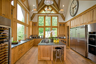 Immagine di un'ampia cucina rustica con lavello sottopiano, ante in stile shaker, ante in legno scuro, elettrodomestici in acciaio inossidabile, pavimento in legno massello medio e top in onice