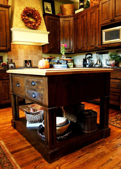 Traditional Kitchen by JOHN DANCEY Custom Designing/Remodeling/Building