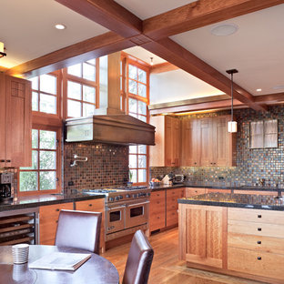 Foto di una grande cucina american style con paraspruzzi con piastrelle a mosaico, elettrodomestici in acciaio inossidabile, lavello sottopiano, paraspruzzi multicolore, pavimento in legno massello medio, pavimento marrone, top nero, ante in stile shaker, ante in legno scuro e top in granito
