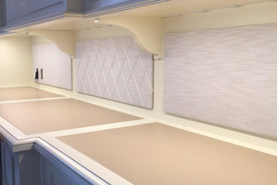 Foto de cocina comedor lineal tradicional de tamaño medio con armarios estilo shaker, puertas de armario blancas, encimera de acrílico y salpicadero beige