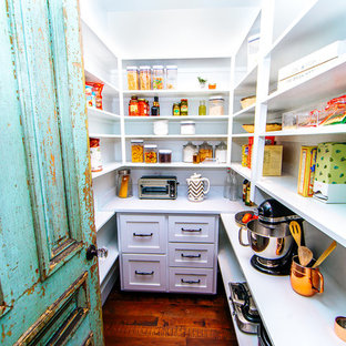 Immagine di una grande cucina country con ante in stile shaker, ante bianche, top in granito, paraspruzzi bianco, elettrodomestici in acciaio inossidabile, pavimento in bambù, pavimento marrone e top bianco