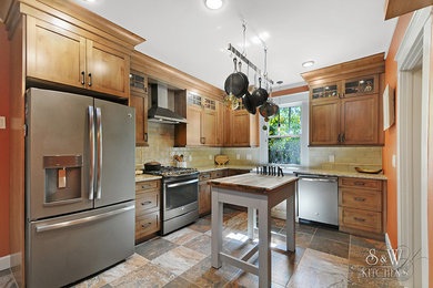 Eat-in kitchen - mid-sized craftsman l-shaped porcelain tile eat-in kitchen idea in Tampa with a farmhouse sink, shaker cabinets, medium tone wood cabinets, quartz countertops, beige backsplash, ceramic backsplash, colored appliances and an island