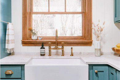Imagen de cocina de estilo americano con armarios estilo shaker, puertas de armario verdes, encimera de mármol, salpicadero blanco, salpicadero de madera y encimeras blancas