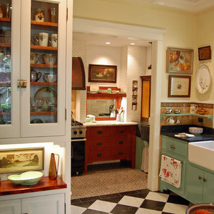 Idee per una cucina shabby-chic style con lavello stile country, ante lisce, ante blu e pavimento multicolore