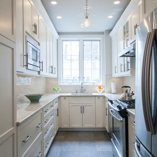 Idee per una cucina ad U classica chiusa con ante in stile shaker, ante bianche, paraspruzzi bianco e nessuna isola