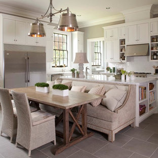 Idee per una grande cucina classica con elettrodomestici in acciaio inossidabile, lavello sottopiano, ante in stile shaker, ante bianche, top in granito, paraspruzzi bianco, paraspruzzi con piastrelle diamantate, pavimento in gres porcellanato e pavimento grigio