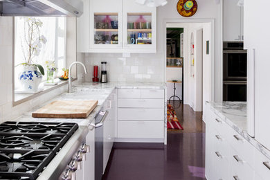 Идея дизайна: большая, узкая угловая кухня в стиле неоклассика (современная классика) с стеклянными фасадами, белыми фасадами, мраморной столешницей, техникой из нержавеющей стали и фиолетовым полом без острова