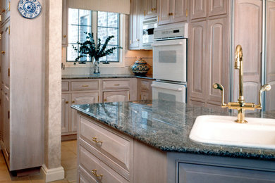 Diseño de cocina clásica con fregadero encastrado, armarios con paneles con relieve, electrodomésticos blancos y suelo de baldosas de cerámica