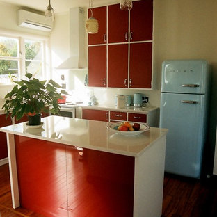Design ideas for a small midcentury eat-in kitchen in Hamilton with a single-bowl sink, flat-panel cabinets, quartz benchtops, white splashback, stone slab splashback, coloured appliances, medium hardwood floors and with island.