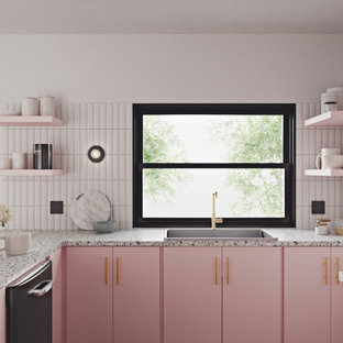 Immagine di una cucina design con top alla veneziana, ante lisce e ante rosa