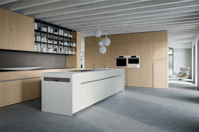 Идея дизайна: угловая кухня среднего размера в современном стиле с обеденным столом, плоскими фасадами, светлыми деревянными фасадами и островом