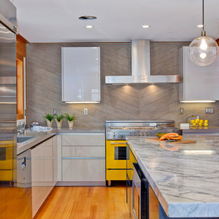 Mid-sized contemporary open concept kitchen designs - Example of a mid-sized trendy l-shaped medium tone wood floor open concept kitchen design in San Diego with an undermount sink, flat-panel cabinets, gray cabinets, quartz countertops, gray backsplash, porcelain backsplash, colored appliances and an island