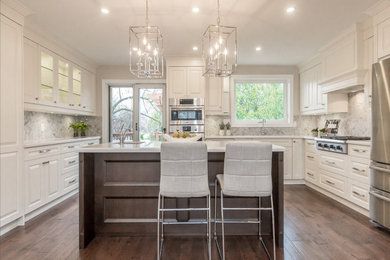 Inspiration for a mid-sized modern u-shaped dark wood floor and brown floor eat-in kitchen remodel in Toronto with an undermount sink, raised-panel cabinets, white cabinets, quartz countertops, multicolored backsplash, marble backsplash, stainless steel appliances, an island and white countertops