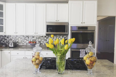 Kitchen - contemporary kitchen idea in New York