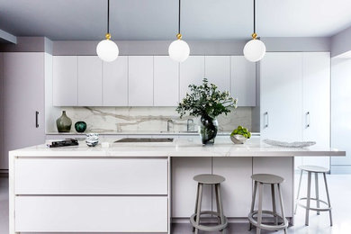 Moderne Küche mit Marmor-Arbeitsplatte und Kücheninsel in London