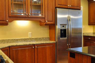 ボルチモアにあるトランジショナルスタイルのおしゃれなキッチン (レイズドパネル扉のキャビネット、中間色木目調キャビネット、大理石カウンター、淡色無垢フローリング) の写真