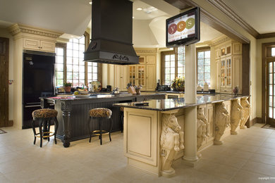 Modelo de cocina clásica extra grande con armarios con paneles con relieve y dos o más islas