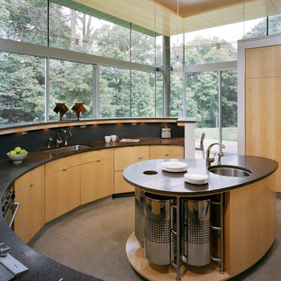 Foto di una grande cucina design con lavello sottopiano, ante lisce, ante in legno chiaro, paraspruzzi nero, top in superficie solida, paraspruzzi con piastrelle in pietra, elettrodomestici neri, pavimento in marmo, pavimento grigio e soffitto in legno