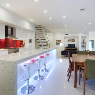 Modelo de cocina minimalista con electrodomésticos de acero inoxidable