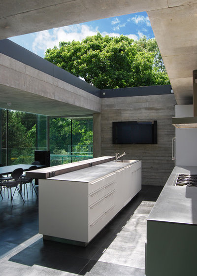 Modern Kitchen by Eldridge London