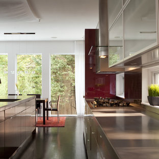 Ispirazione per una grande cucina classica con lavello sottopiano, ante lisce, ante rosse, top in cemento, elettrodomestici in acciaio inossidabile, parquet scuro, isola, pavimento nero e top grigio