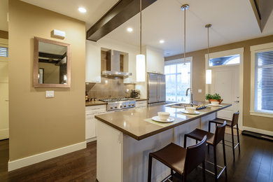 Mid-sized u-shaped dark wood floor and brown floor eat-in kitchen photo in Orlando with an undermount sink, flat-panel cabinets, white cabinets, quartz countertops, gray backsplash, porcelain backsplash, stainless steel appliances, an island and brown countertops