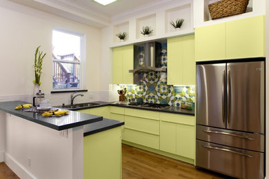 Immagine di una cucina ad U minimal con elettrodomestici in acciaio inossidabile, ante gialle, lavello a doppia vasca, top in quarzo composito e paraspruzzi multicolore