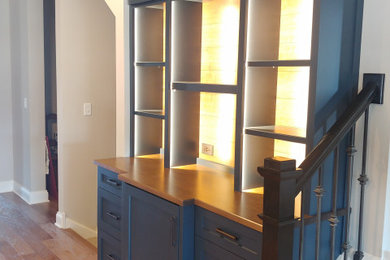 Mittelgroße Moderne Küche mit Schrankfronten im Shaker-Stil, blauen Schränken, Arbeitsplatte aus Holz und brauner Arbeitsplatte in Chicago