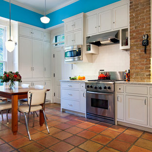 Esempio di una cucina vittoriana con lavello stile country, ante in stile shaker, ante bianche, top in marmo, paraspruzzi bianco, elettrodomestici in acciaio inossidabile, paraspruzzi con piastrelle diamantate e pavimento in terracotta