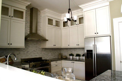 Foto de cocina contemporánea grande con armarios estilo shaker, puertas de armario blancas y encimera de mármol