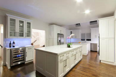 Foto på ett funkis kök och matrum, med en undermonterad diskho, skåp i shakerstil, vita skåp, marmorbänkskiva, vitt stänkskydd och rostfria vitvaror