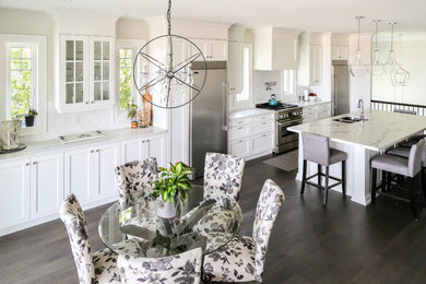 Large classic kitchen in Toronto.