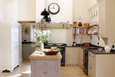 Ejemplo de cocina de estilo de casa de campo con fregadero integrado, armarios estilo shaker, encimera de granito, salpicadero blanco, salpicadero de azulejos tipo metro y suelo de travertino