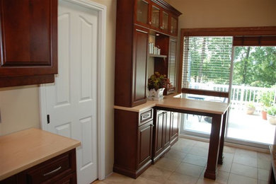 Example of a classic kitchen design in Montreal