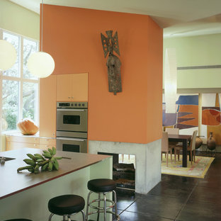 Idee per una cucina moderna con ante lisce e ante arancioni