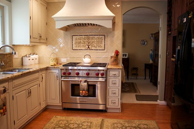 ミネアポリスにある中くらいなコンテンポラリースタイルのおしゃれなキッチン (ダブルシンク、レイズドパネル扉のキャビネット、白いキャビネット、白いキッチンパネル、セラミックタイルのキッチンパネル、シルバーの調理設備、無垢フローリング、アイランドなし) の写真