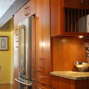 Idee per una grande cucina moderna con ante lisce, ante in legno scuro, top in granito, elettrodomestici in acciaio inossidabile, parquet scuro e isola