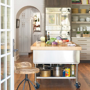 Ispirazione per un'ampia cucina ad U industriale chiusa con lavello sottopiano, ante in stile shaker, ante in legno bruno, top in quarzo composito, paraspruzzi bianco, paraspruzzi con piastrelle diamantate, elettrodomestici in acciaio inossidabile, parquet chiaro e isola