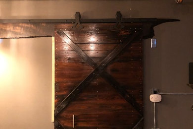 Ejemplo de cocina industrial con despensa y puertas de armario de madera en tonos medios