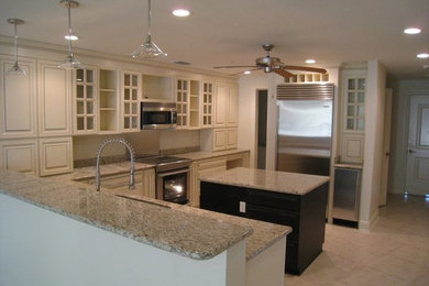 Example of a classic kitchen design in Miami