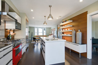 Inredning av ett modernt mellanstort kök, med en undermonterad diskho, vita skåp, bänkskiva i kvarts, brunt stänkskydd, färgglada vitvaror, mellanmörkt trägolv, en köksö och släta luckor